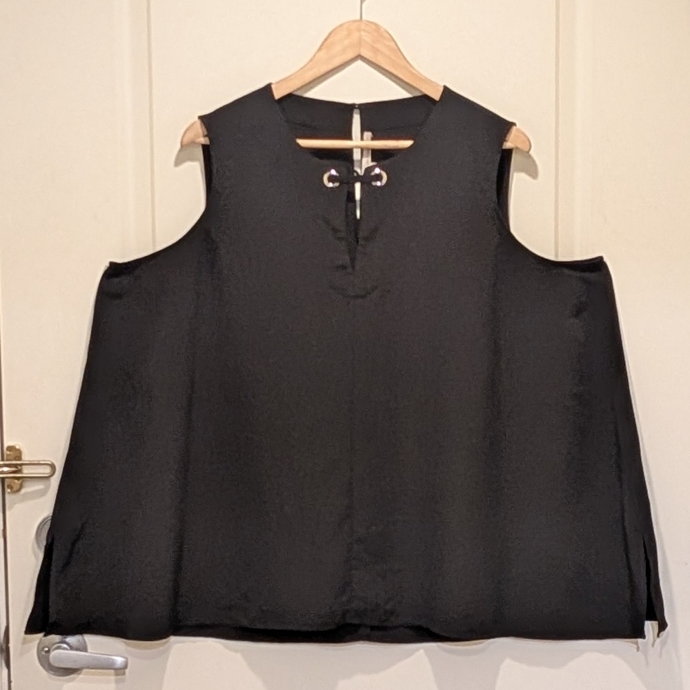 EUC Rachel Roy 2X Keyhole Button Back Black Camisole with Grommet Detail